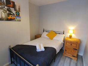 Contractors, City Centre, Parking, 3 Double Rooms, Netflix, Cosy!