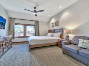 3br Luxury Â steps To Heavenly Gondola & Village 3 Bedroom Condo by RedAwning