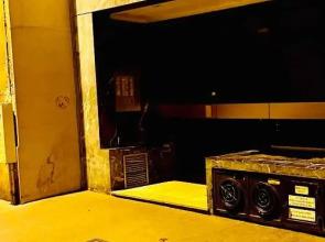 Au pied de la tour Eiffel Trocadéro