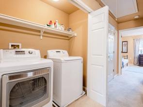 Quiet 2 Story Walkable to East Side Eateries