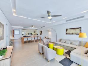 Contemporary Condo, Walk to Beach, Shops, Restaurants, AC, Free Wifi, Pool