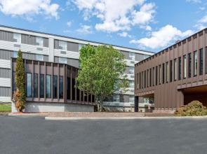 Quality Hotel & Suites