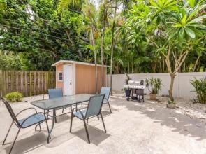 The Pink House near the cruise & airport - By Avi