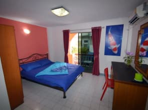 D D Inn Beach Hostel
