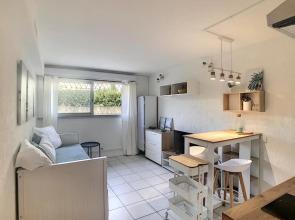 GOLFE JUAN Studio dans résidence avec piscine