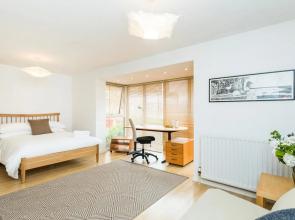 Modern 4 Bedroom Terraced House by the Thames!