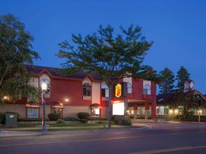 Super 8 by Wyndham Mackinaw City/Beachfront Area