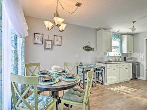 Beach-themed Retreat: 10 Mi to Downtown Charleston