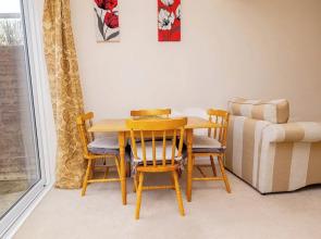 3 Bed - Sleeps 4 - Free Parking - Private Garden