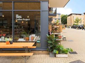 Bright Stylish 2BR across from Victoria Park