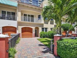 Daisy Townhouse  Steps from The Beach