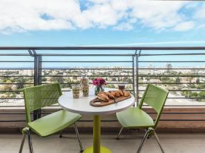 Studio apt w balcony and Kitchen