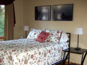 Loya's Little House Bed & Breakfast