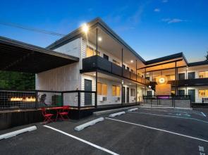 Hotel McCoy - Art, Coffee, Beer, Wine