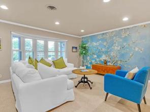 Chic 3BR Sanctuary Steps From The Drive Paradise