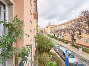 Sunny Renovated Apt With AC, By TimeCooler