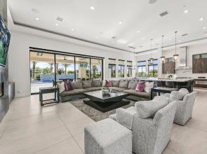 Palm Villa- Luxury 7 Bed, Pickleball, Volleyball, Golf