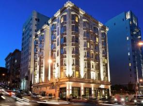 Staypineapple, An Iconic Hotel, The Loop