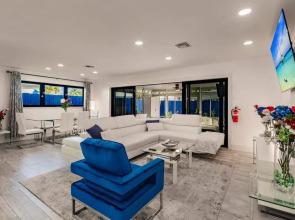 Modern Spacious Home With Pool Jacuzzi