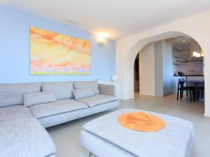 Pure & Chic 2beds/2baths in Centre!