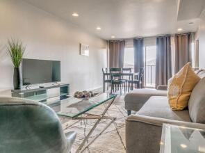 Cozy Condo Close to Everything