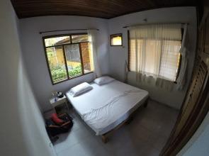 Leticias Guest House - Hostel