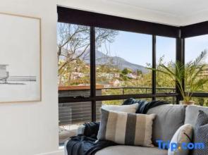 Lipscombe Mt Wellington view luxury house