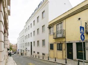 JOIVY Stunning 2BR Apt w/garden, by the Avenida subway & Botanical Garden of Lisbon