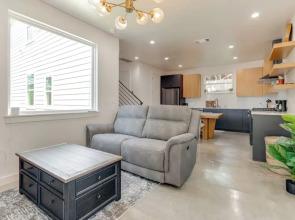 Near Restaurants & Parks: Home 3 Mi to Dtwn Austin