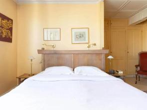 Veeve - Rooftop Views of the Arc de Triomphe