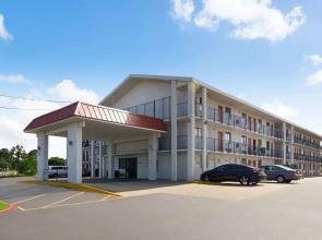 OYO Hotel Mobile, AL I-65 at Airport Blvd