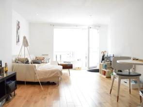 Spacious Apartment In East London With Balcony