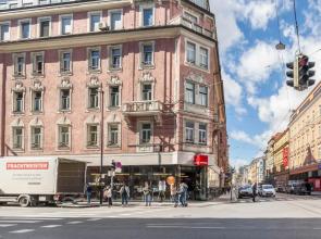 Cozy central apartment 1min train