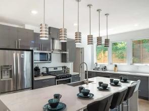 Upstay - Eastside Home w LRG Patio - Rooftop Deck