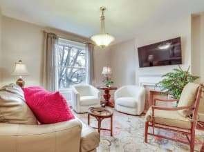 Walk to Garden & Restaurants: Zanesville Apartment