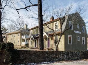 Oakhurst Inn at the University