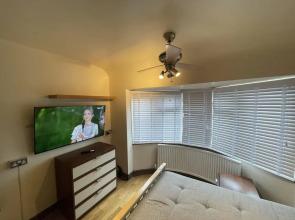 Cosy Heathrow Apartment With 2 Bedrooms