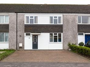 Gatwick Place- Spacious 4 Bedroomed House With Private Parking