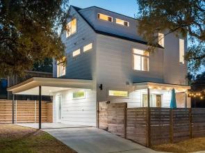 Eastside Home w Killer Yard - Golf Pool Firepit