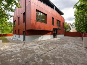 Self-check-in spacious 1 bedroom apartment with free parking