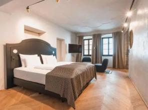 H5 Grauer Bar Studios & More