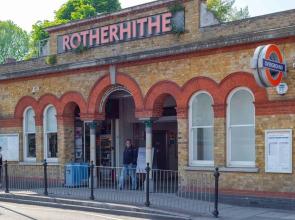 Fantastic 1BR Home - 1 Stop To Canary Wharf!