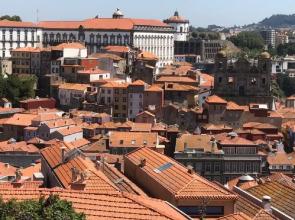 Downtown Clerigos With River View by Vacationy