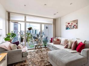 Stylish Canary Wharf Retreat For 2