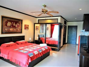 Jomtien Plaza residence with sea view, spa shower bath tub