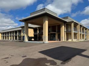 Super 8 by Wyndham Jackson MS Near the Fairgrounds