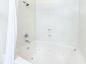 Super 8 By Wyndham Tulsa/Downtown/East