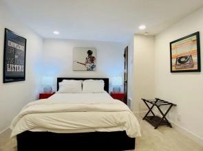 Phinneywood Basement Hideaway - Zoo meets Lake