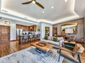 2 Br 2 Ba Luxury Condo. Walk to South Lake Tahoe!