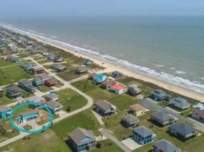 King Crab 3 Bedroom Home by RedAwning